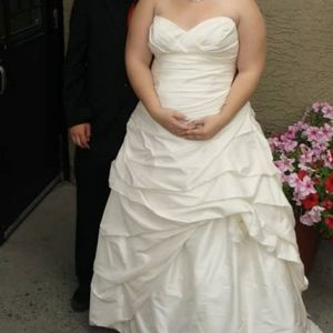 Paloma Blanca wedding gown size 16